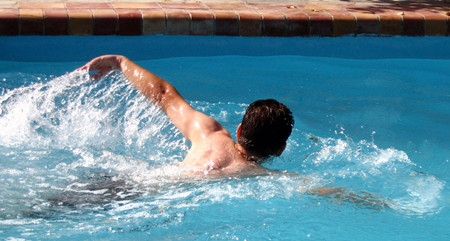 游泳 全身性的运动锻炼