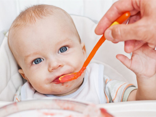 亲吻孩子注意口腔卫生 小心把蛀牙传给宝宝