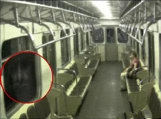 北京地铁发生的恐怖事件 闹鬼不断吓坏乘客(6)