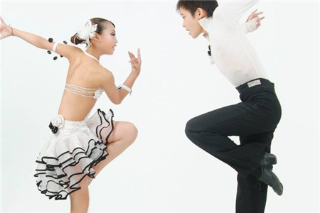 拉丁舞的基本动作 如何学习拉丁舞的胯部动作