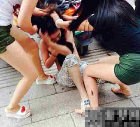 女生遭同学强脱上衣并拍照 警方传唤涉事学生(2)