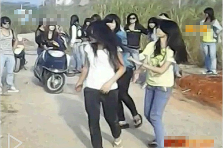 女生遭同学强脱上衣并拍照 警方传唤涉事学生(2)
