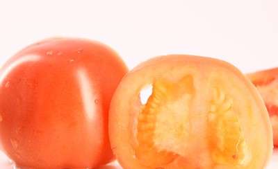 西红柿切块，葱切段