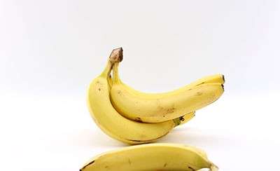 香蕉是平时比较常见的水果，口感软嫩滑爽、入口即溶
