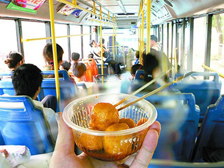 公交车上吃早餐有什么危害？