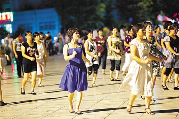 大妈跳广场舞猝死 中老年运动要注意什么