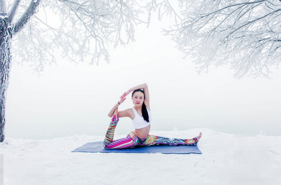 美女零下30度冰雪瑜伽 冬季练瑜伽要注意什么