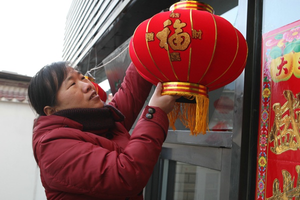 挂灯笼给压岁钱 除夕习俗知多少