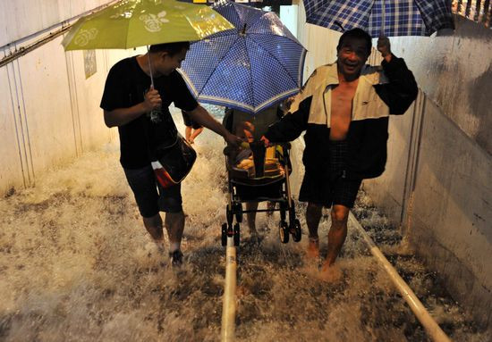 北京遭遇60年来罕见暴雨，37人死亡