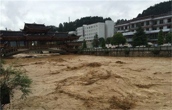 暴雨导致雷山洪水 灾民淡定洪水中捞鱼