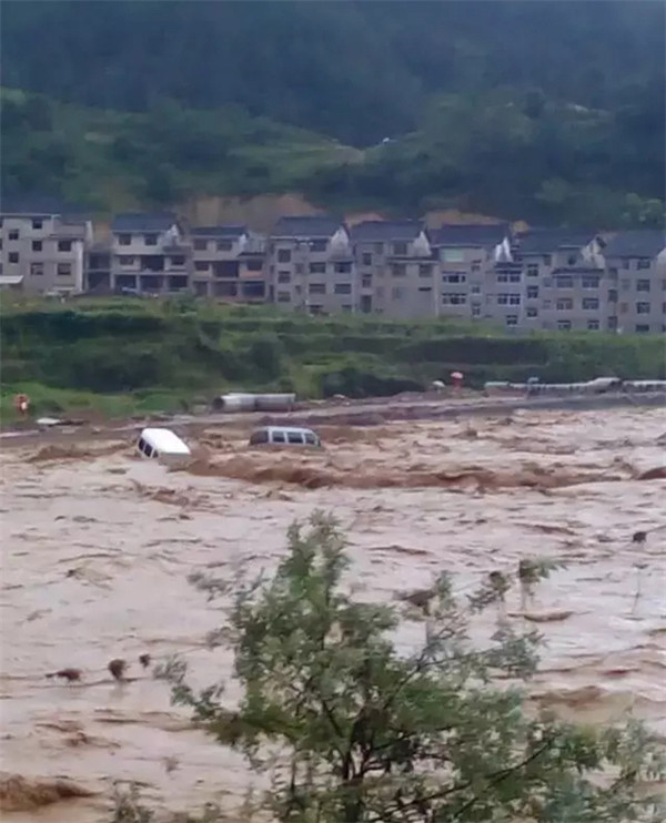 暴雨导致雷山洪水 灾民淡定洪水中捞鱼