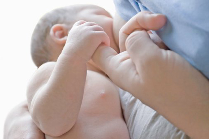 新生儿黄疸偏高原因 新生儿黄疸高能哺乳吗？