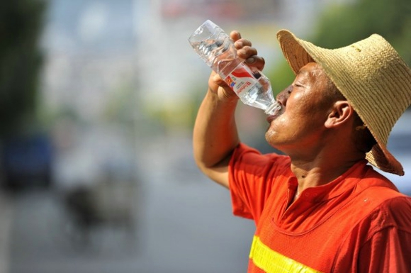 夏季哪些人容易中暑 不喝水不出汗成最大隐患