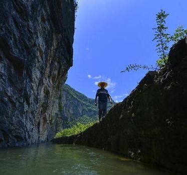 深山山崖上现人工水渠 被称“绝壁天河”