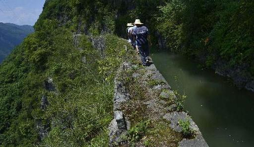 深山山崖上现人工水渠 被称“绝壁天河”