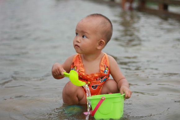 宝宝游泳要注意什么 夏日高温玩水也要防脱水