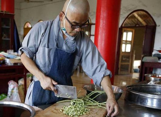 男子弃百万年薪上山出家当伙夫