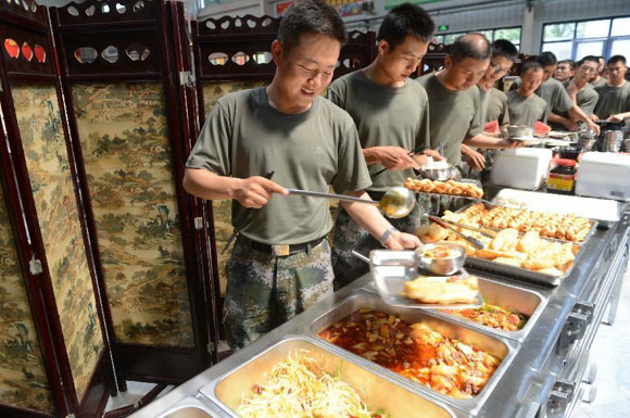 舌尖上的阅兵训练基地每日六餐制 训练量大怎么吃才营养