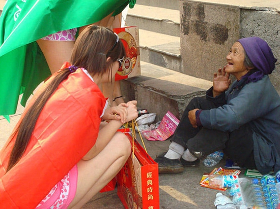 快中秋了 美女们披星戴月送月饼