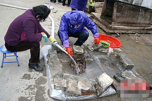 不腐女尸被扒光衣服 容颜未变像活人