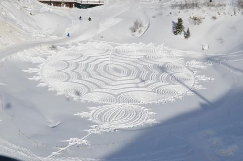 男子在雪地里做了什么 竟吓坏所有人(2)