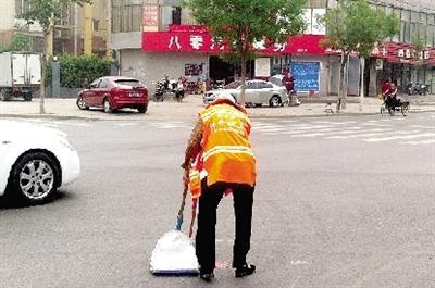 环卫阿姨赤脚扫大街 热心男子赠鞋驱寒意(4)