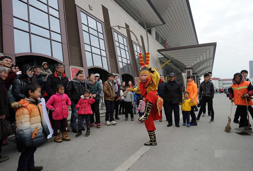 男子扮“齐天大圣”火车站引围观 逗乐孩童(3)