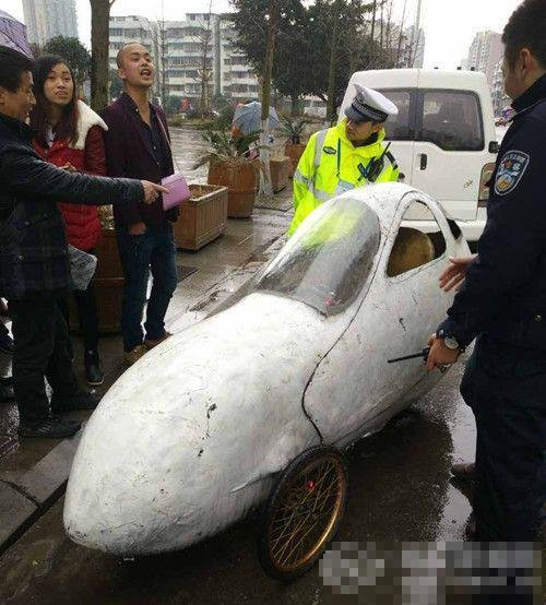 这回头率……四川街头现子弹头座驾 被交警活捉(2)