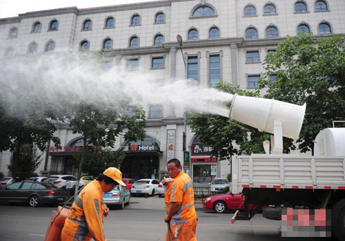 济南水炮车派上新用途：浇花 行人遭水淋