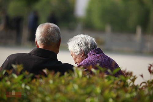 老太病床旁唱44天歌 唤醒86岁昏迷老伴