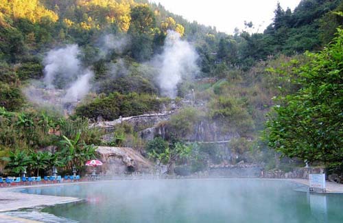 大妈找荒山野温泉治病 连泡超10小时虚脱险丧命(3)