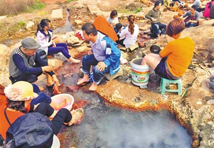 大妈找荒山野温泉治病 连泡超10小时虚脱险丧命(4)