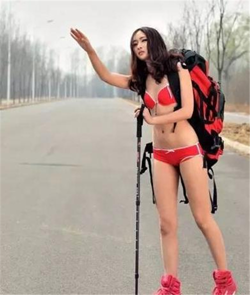 美女脱光只是为了拦车 原来美女都是这样拦车的(4)