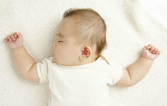 新生儿睡觉注意事项 不宜含着奶嘴睡