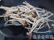 茶树菇炒咸肉的做法图解3