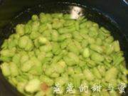 鸡汁烩蚕豆的做法图解2