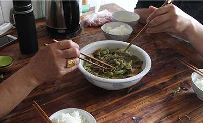 如果不定时进餐，还经常食用零食，也可能会刺激胃酸增加